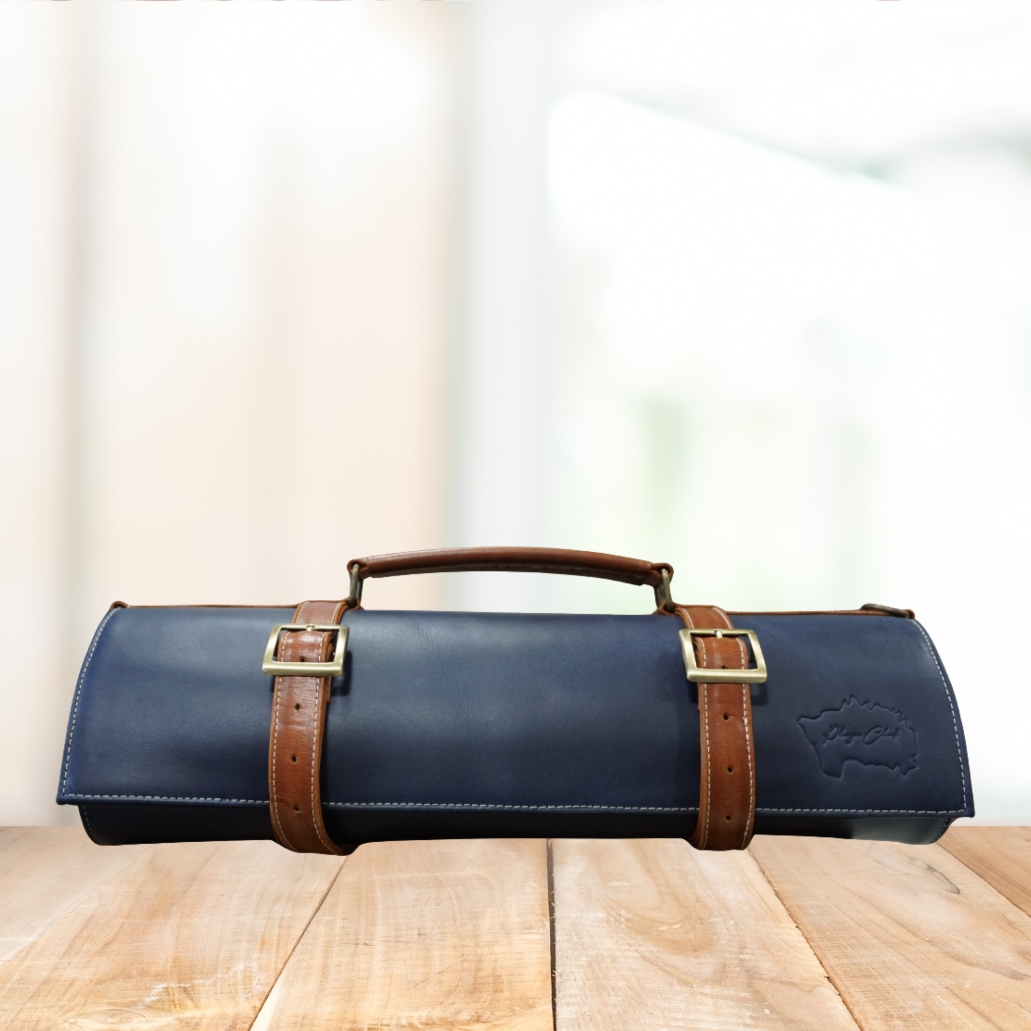 Porta cuchillos de cuero color azul, con correa marrón.