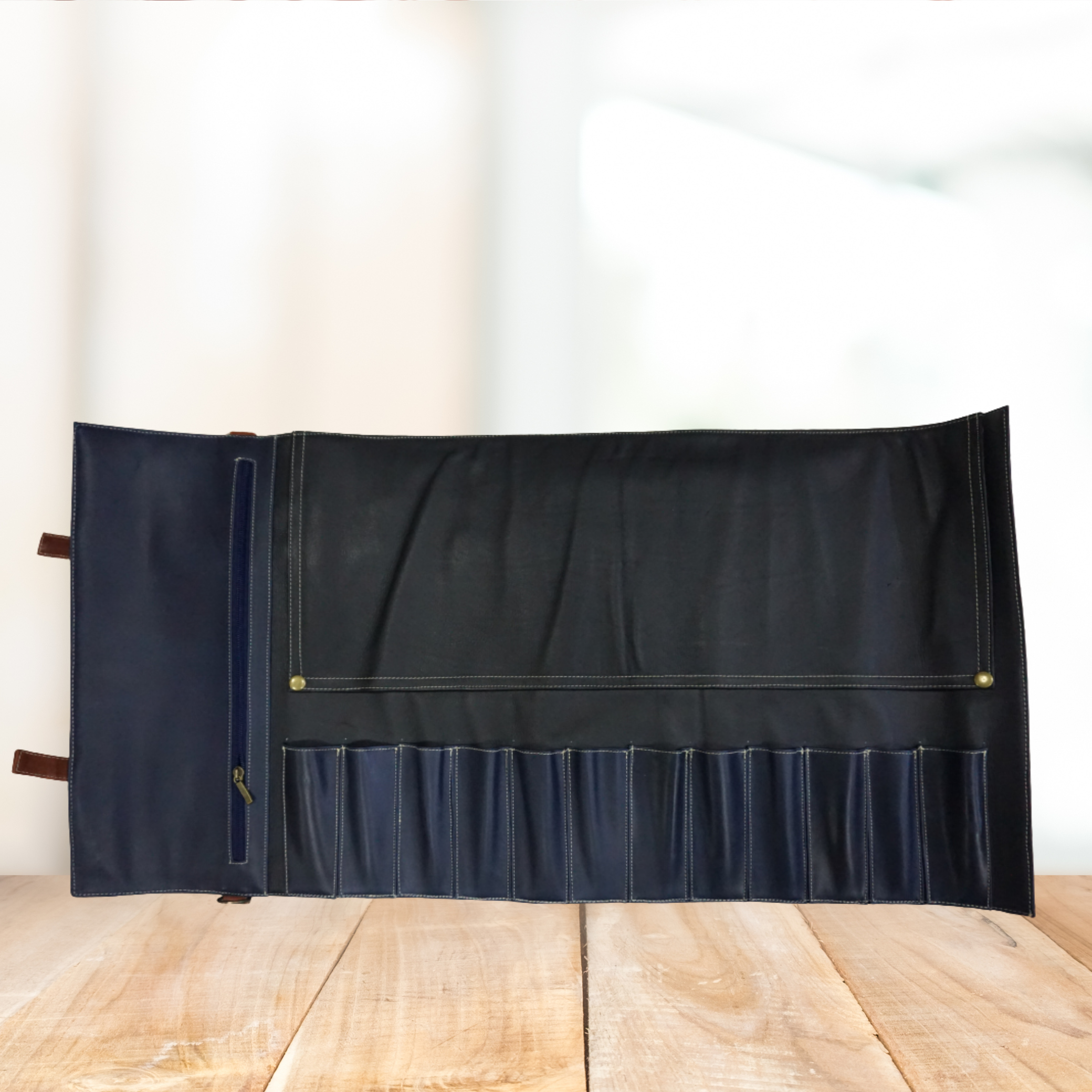 Porta cuchillos de cuero color azul, con correa marrón.