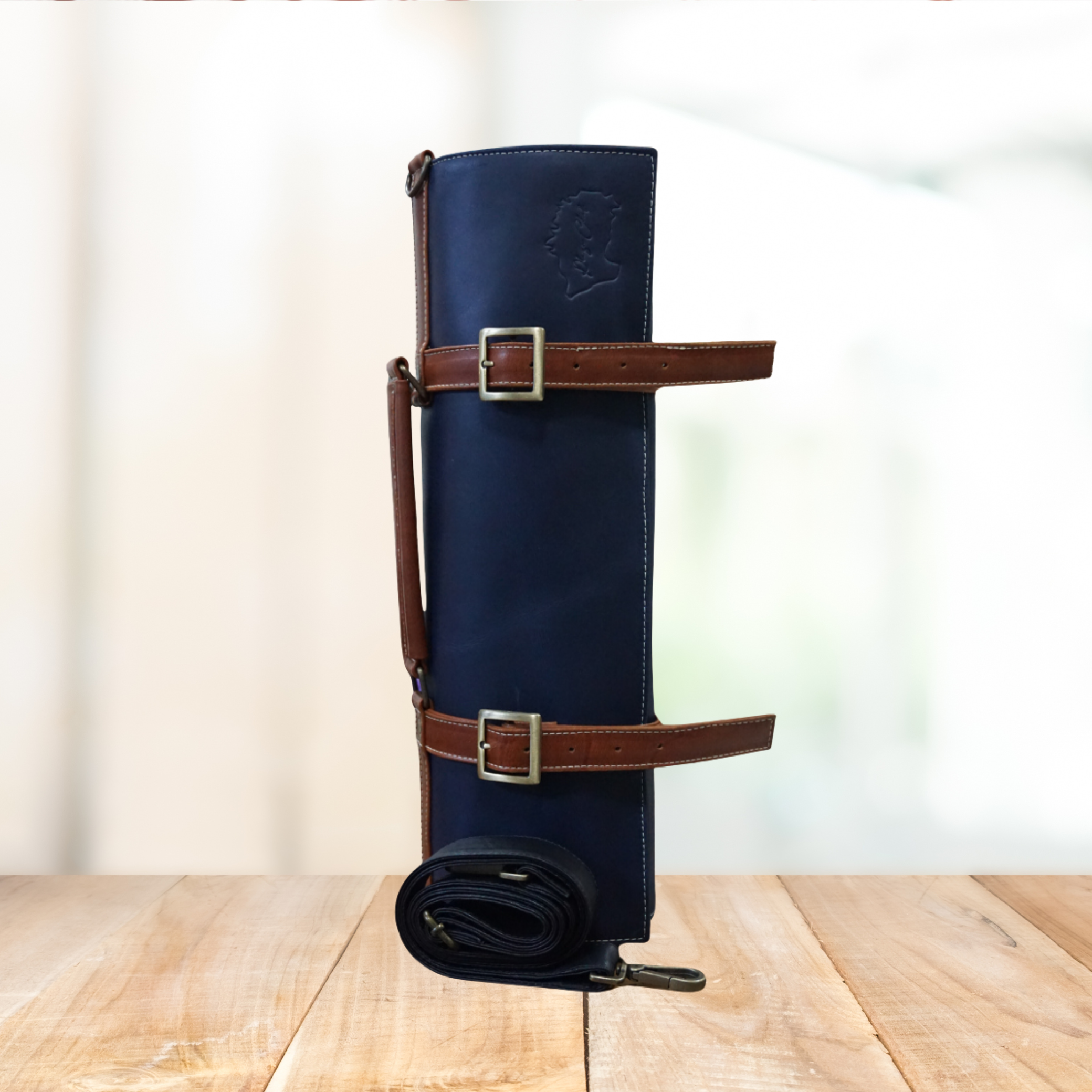 Porta cuchillos de cuero color azul, con correa marrón.