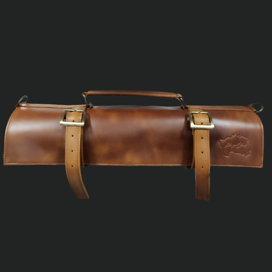 Porta cuchillos de cuero color miel.