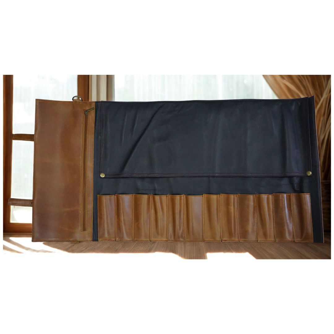 Porta cuchillos de cuero color miel.