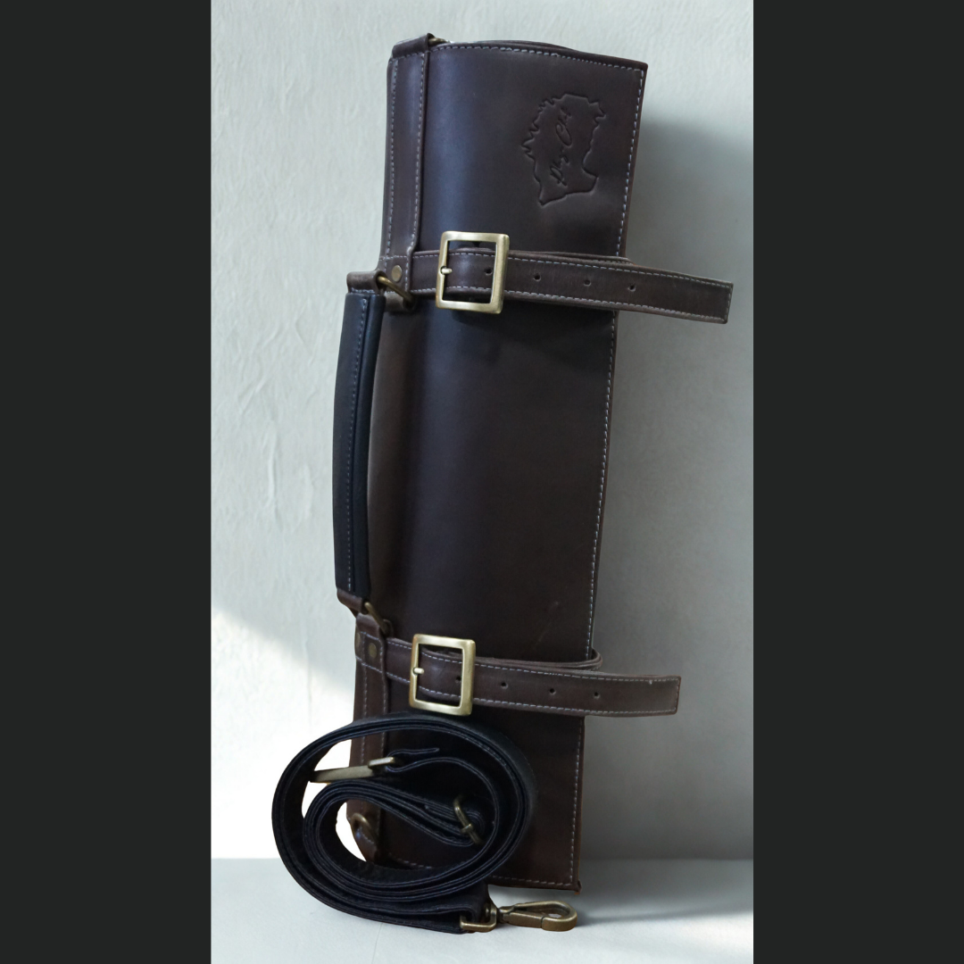 Porta cuchillos de cuero color marrón.