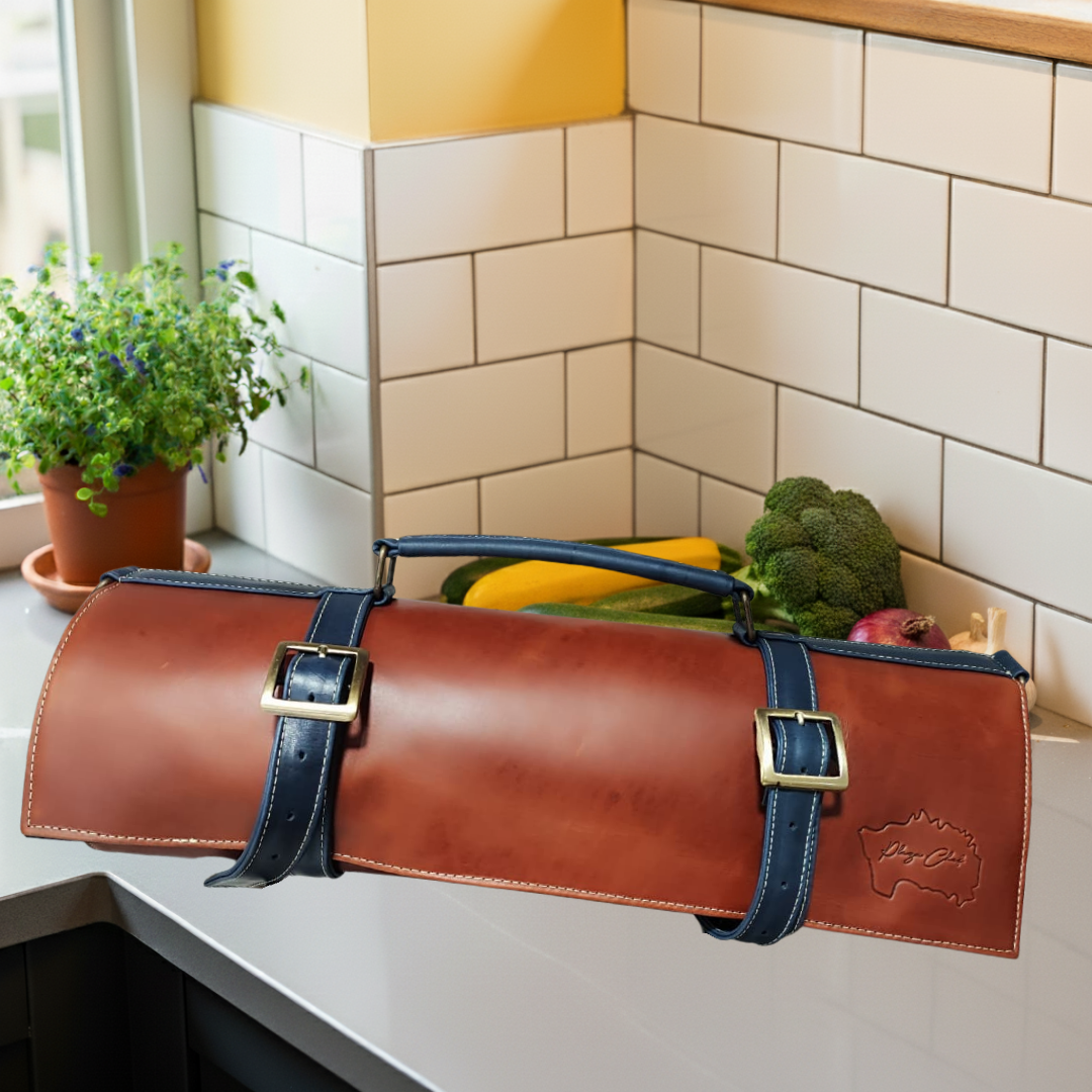 Porta cuchillos de cuero color marrón y azul.