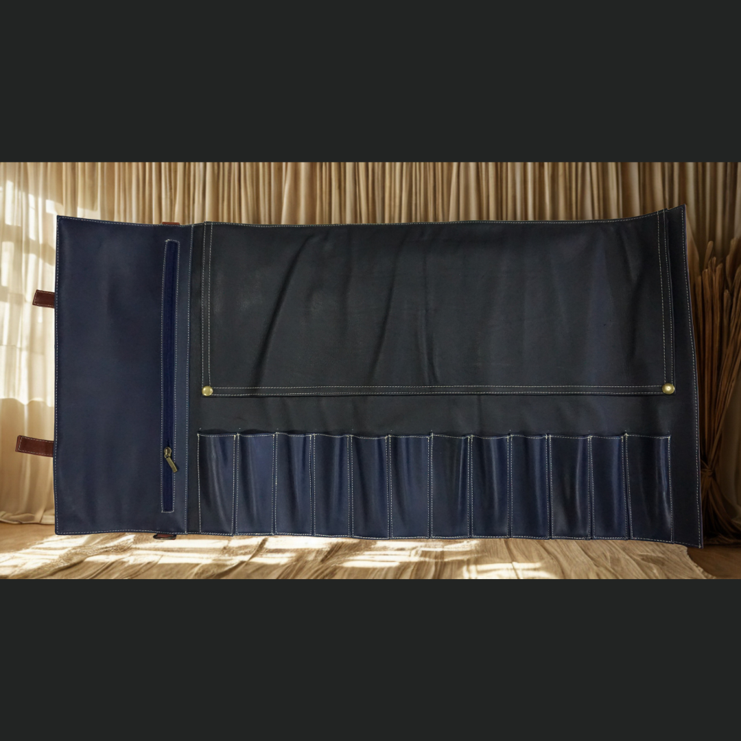 Porta cuchillos de cuero color azul.