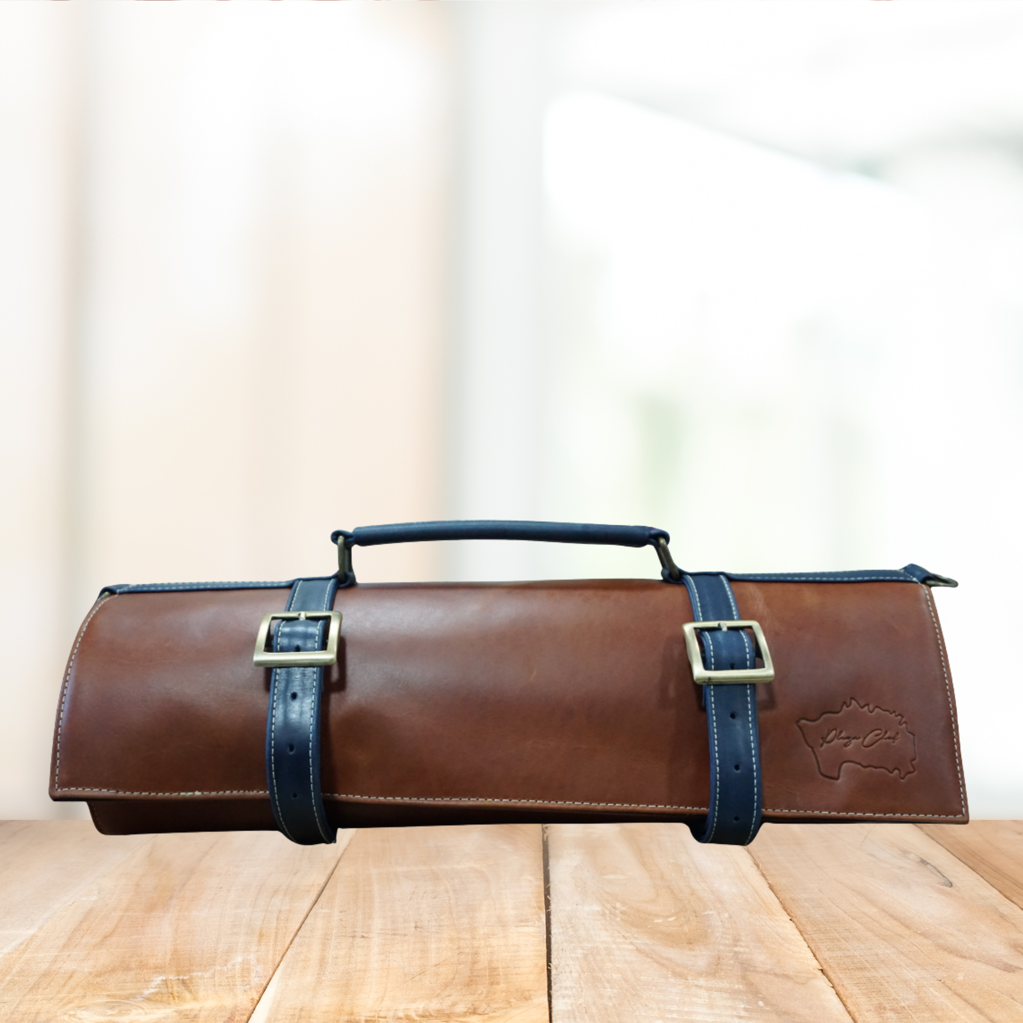 Porta cuchillos de cuero color marrón y azul.