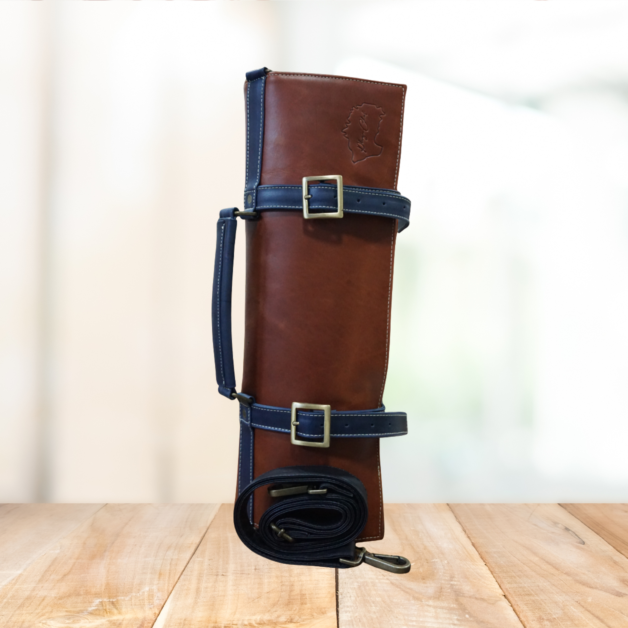 Porta cuchillos de cuero color marrón y azul.