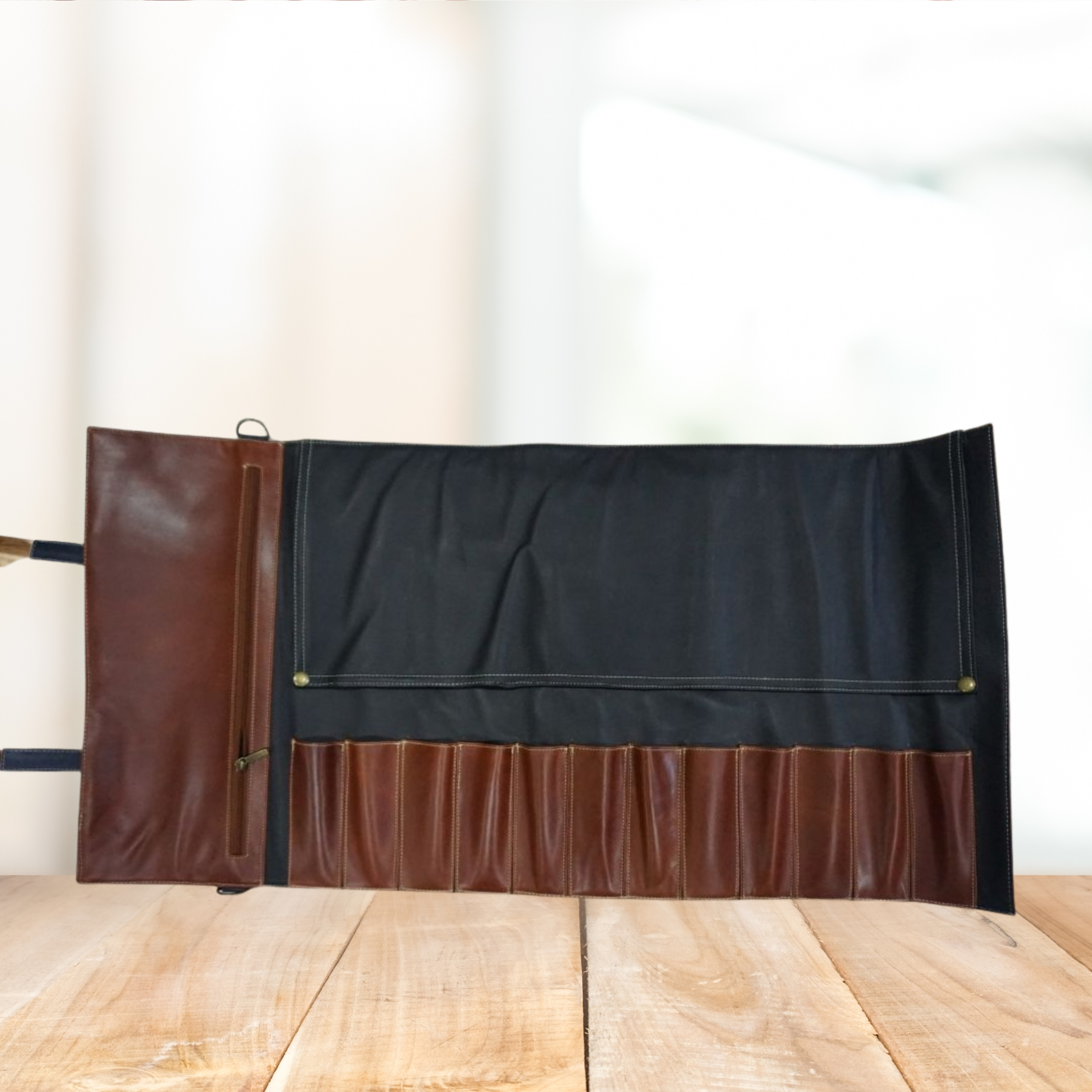 Porta cuchillos de cuero color marrón y azul.