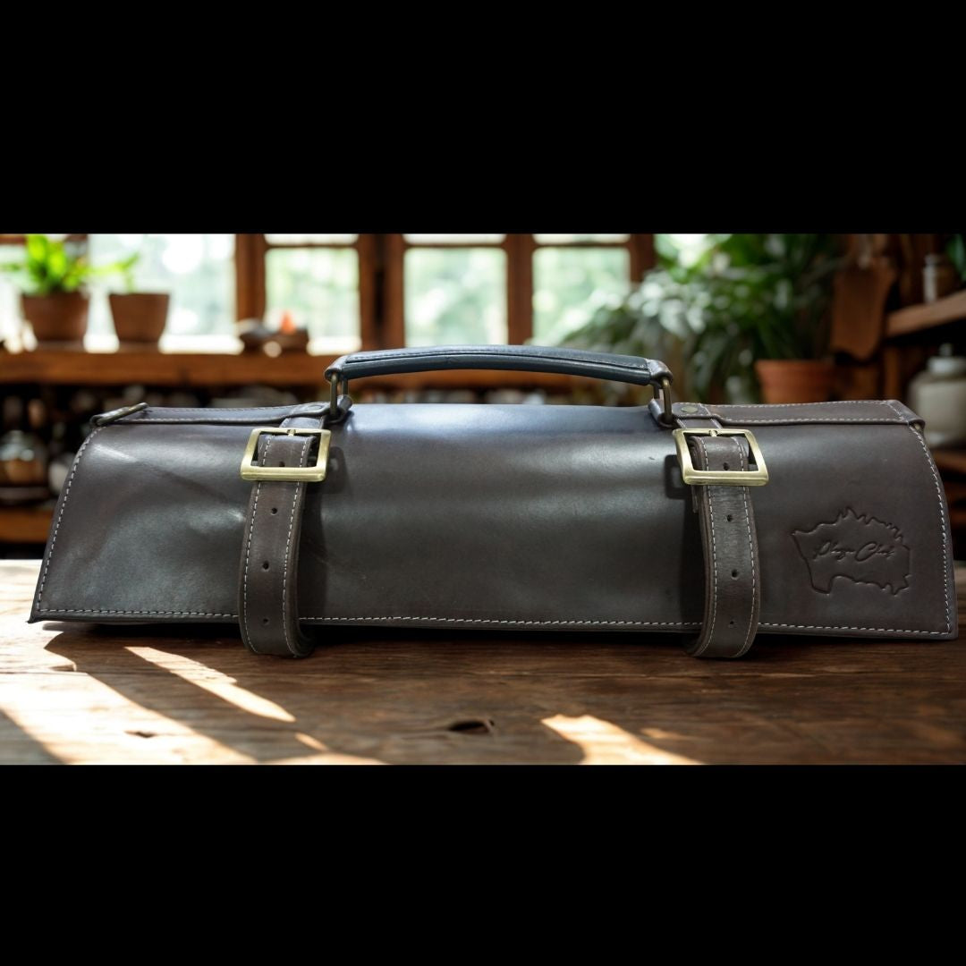 Porta cuchillos de cuero color marrón.