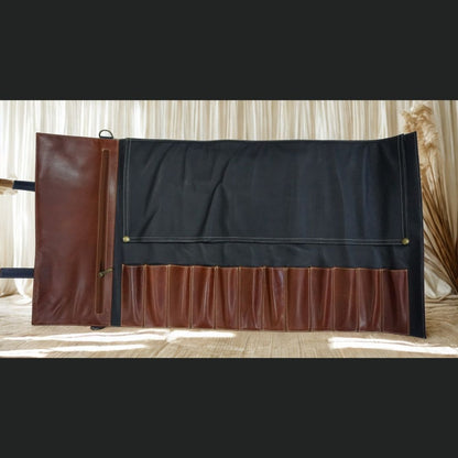 Porta cuchillos de cuero color marrón y azul.