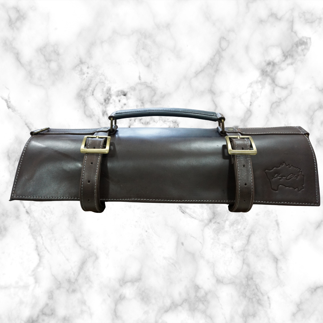 Porta cuchillos de cuero color marrón.