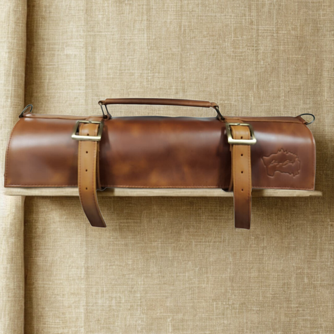 Porta cuchillos de cuero color miel.