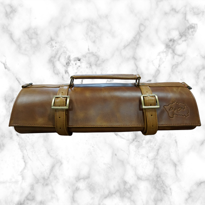 Porta cuchillos de cuero color miel.