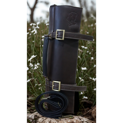 Porta cuchillos de cuero color marrón.