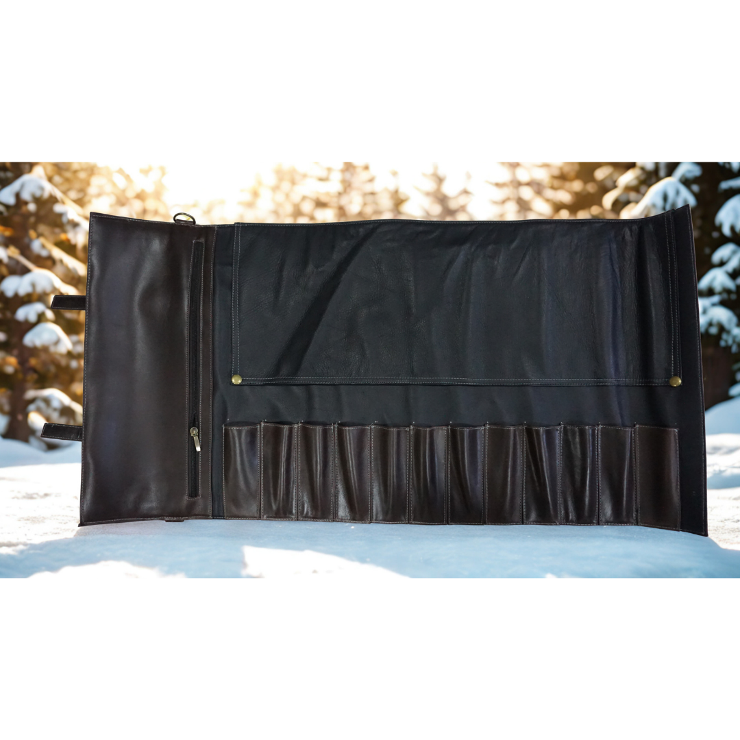 Porta cuchillos de cuero color marrón.