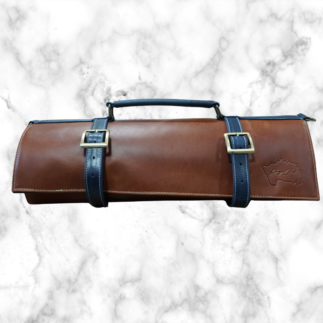 Porta cuchillos de cuero color marrón y azul.