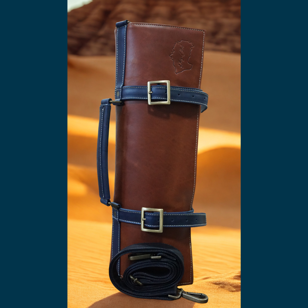 Porta cuchillos de cuero color marrón y azul.