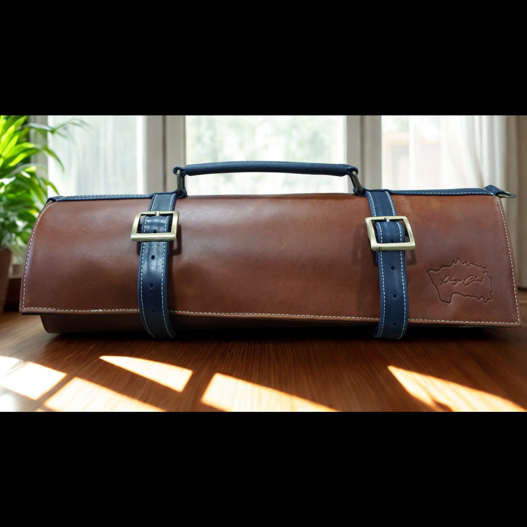 Porta cuchillos de cuero color marrón y azul.