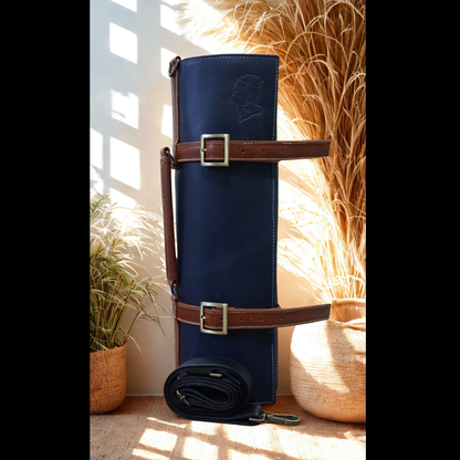 Porta cuchillos de cuero color azul.