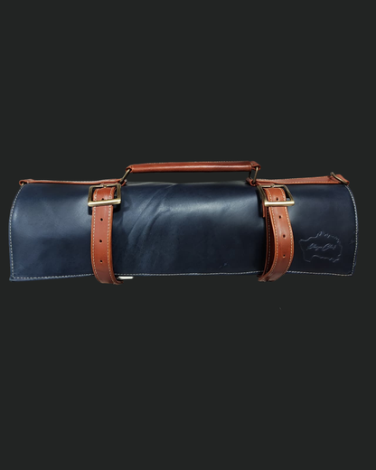 Porta cuchillos de cuero color azul.